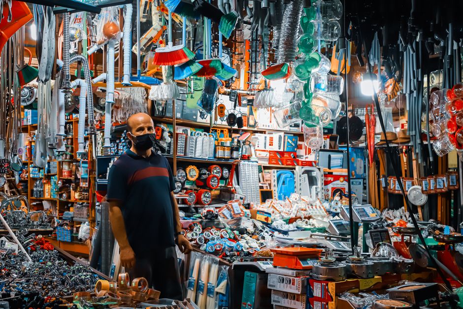 Kunden im Baumarkt während der Renovierung