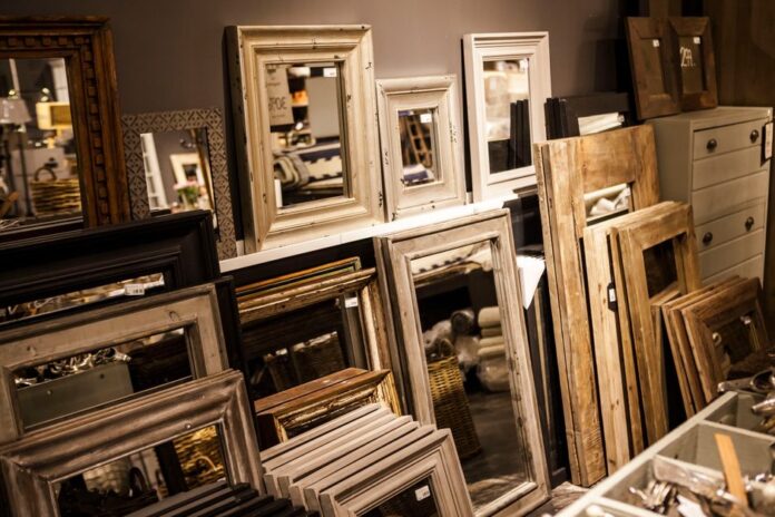 Kunden im Baumarkt während der Renovierung