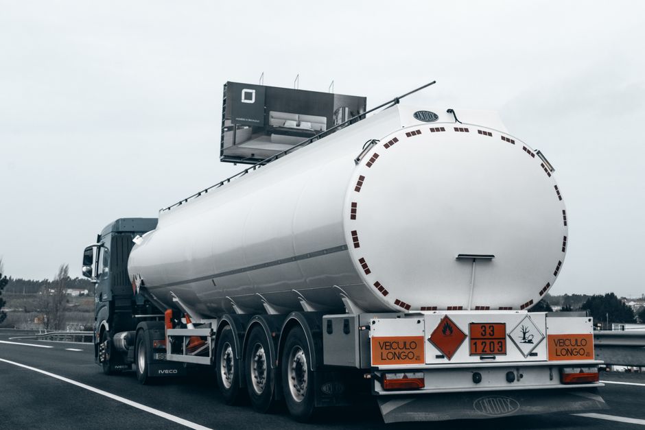 Lkw auf der Straße während Niedrigwasser