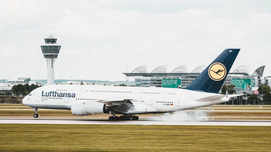 Lufthansa Airbus A380 bei der Landung in München