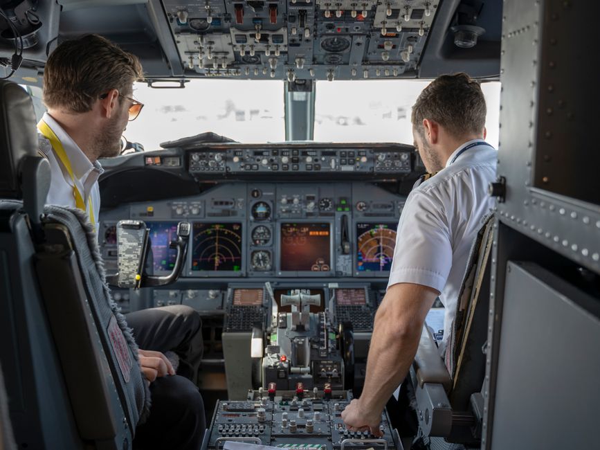 Lufthansa Piloten im Cockpit