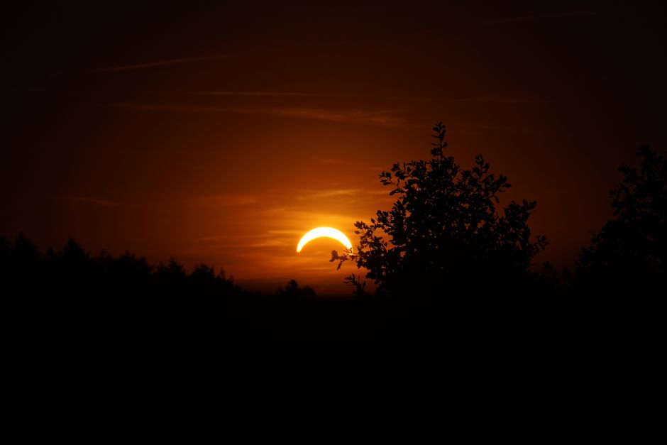 Menschen beobachten die Sonnenfinsternis 2026