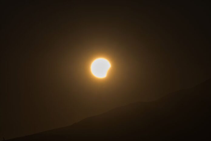 Menschen beobachten die Sonnenfinsternis 2026