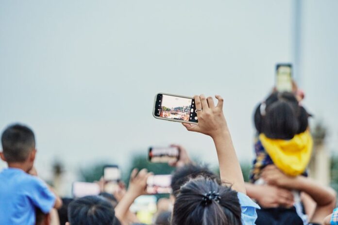 Menschen kommunizieren offline mit Smartphones