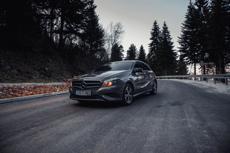 Mercedes-Benz Fahrzeuge im Showroom