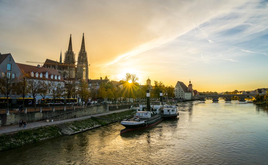 Moderne Binnenschifffahrt auf dem Wasser