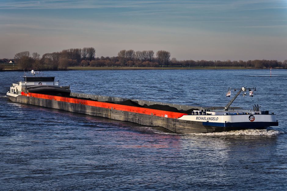 Moderne Binnenschifffahrt auf dem Wasser