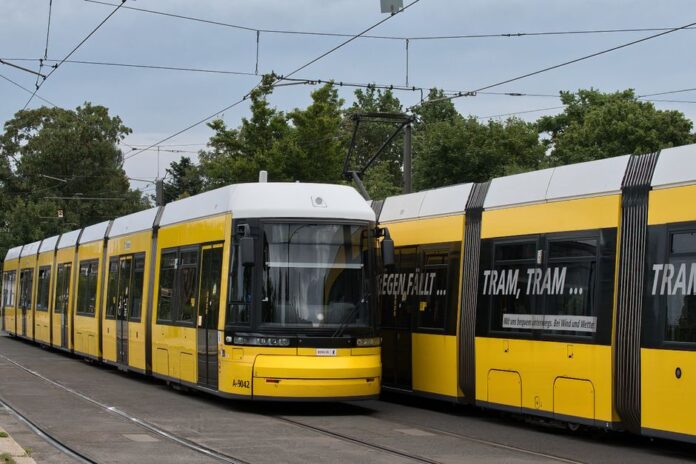 Moderne BVG Tram mit Klimaanlage