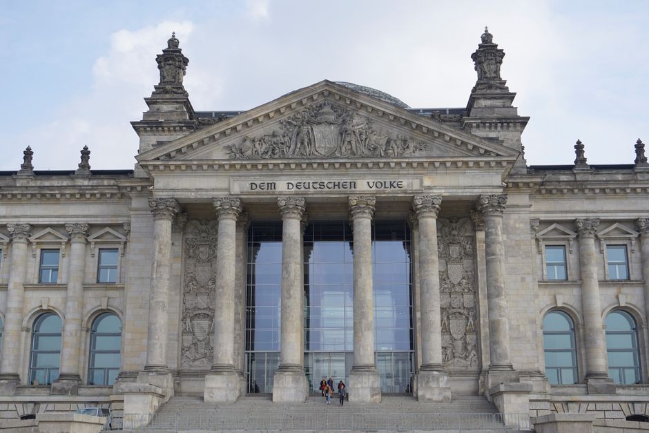 Politische Debatte über Minderheitsregierung in Deutschland
