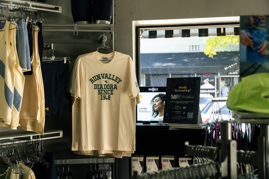 PUMA Sportbekleidung im Verkauf