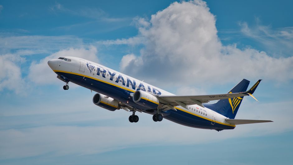 Ryanair-Flugzeug in der Luft