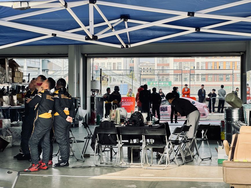Sung Kang besucht das VR46 Racing Team