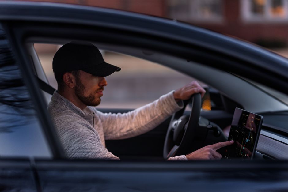 Tesla Cybercab auf den Straßen von Austin