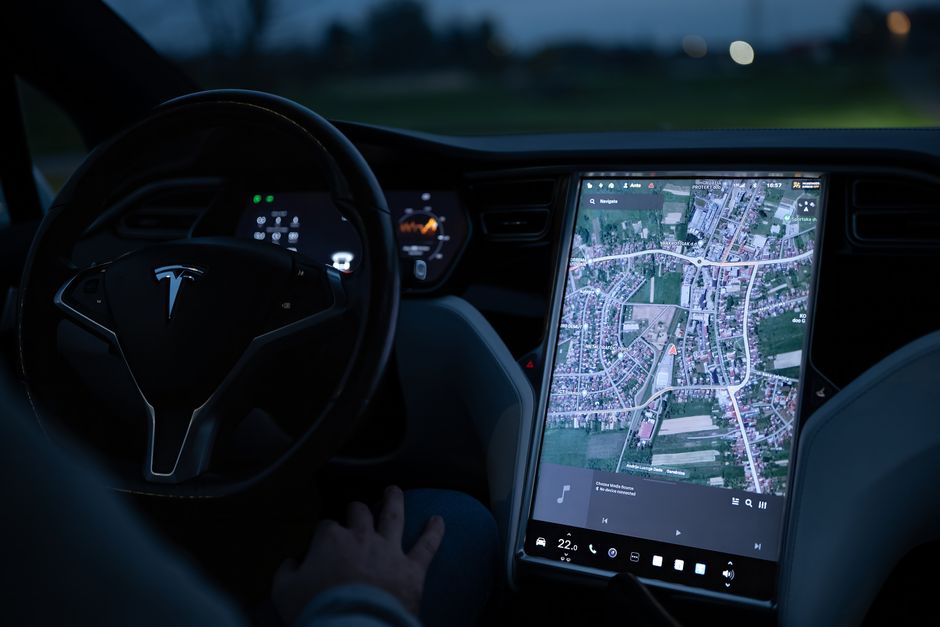 Tesla Elektroauto auf der Straße