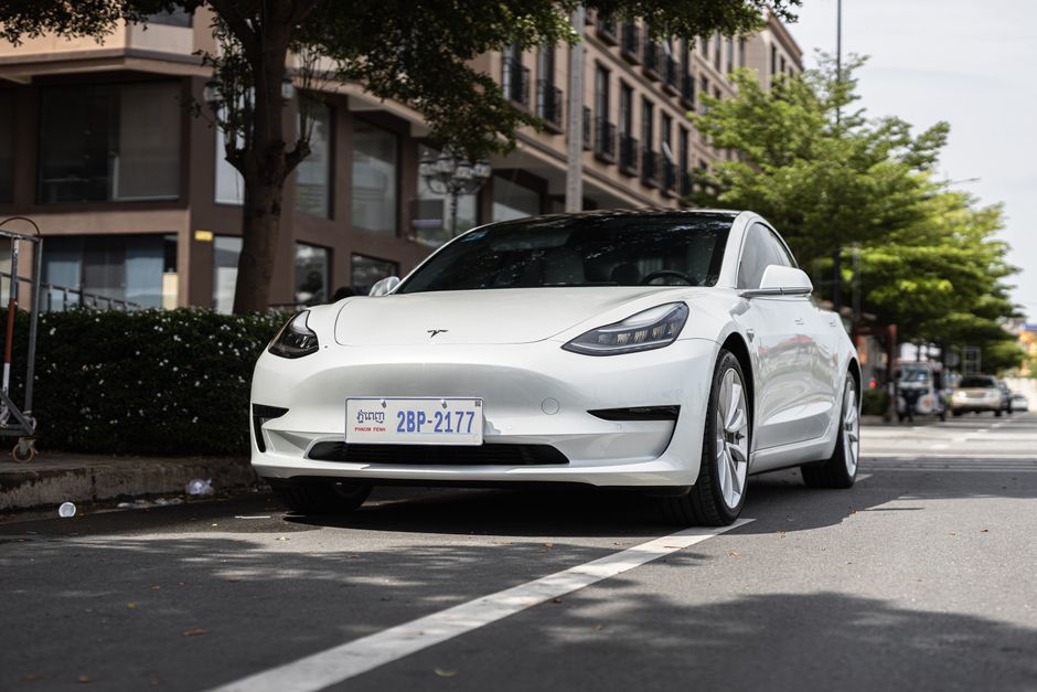 Tesla Elektrofahrzeug an einer Ladestation