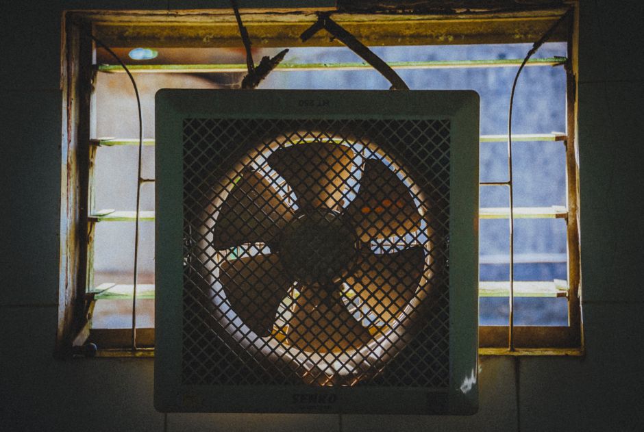 Ventilator vor geöffnetem Fenster