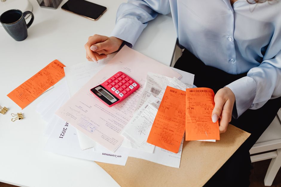 Verkäuferin plant ihre Finanzen