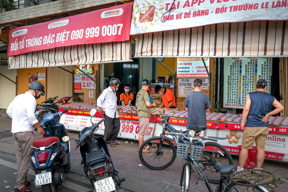 Vietlott Jackpot Gewinner feiert seinen Gewinn