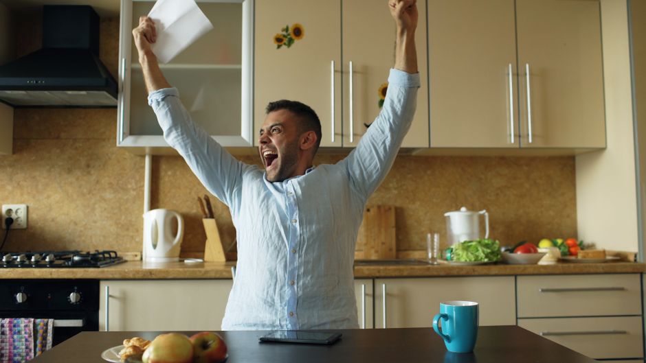 Vietlott Jackpot Gewinner feiert seinen Gewinn