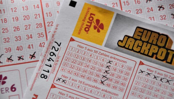 Vietlott Jackpot Gewinner feiert seinen Gewinn