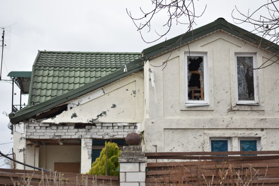 Zerstörtes Haus nach Drohnenangriff in der Ukraine