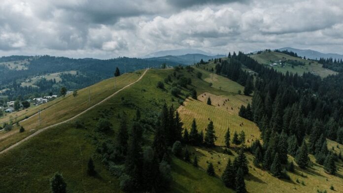 Zerstörtes Haus nach Drohnenangriff in der Ukraine