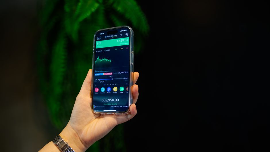 Anleger analysiert ETF-Möglichkeiten