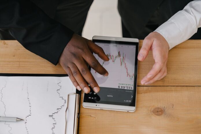 Anleger bei der ETF-Strategie-Analyse
