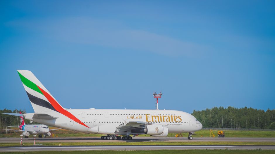 Emirates-Flugzeug am Flughafen BER