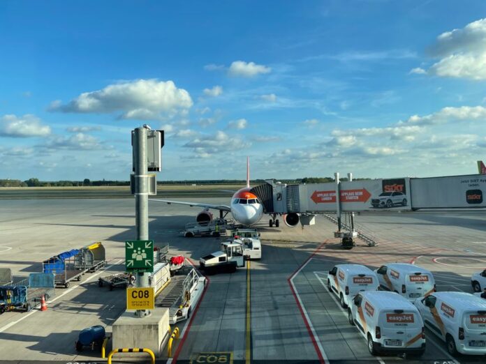 Emirates-Flugzeug am Flughafen BER