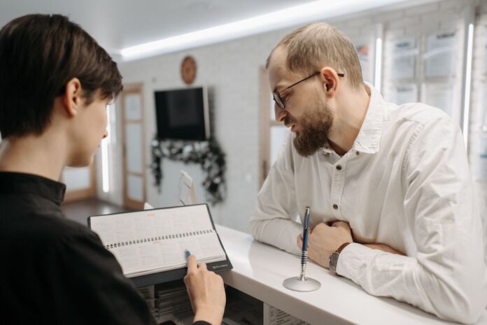 Erwerbstätige diskutieren Arbeitszeitwünsche
