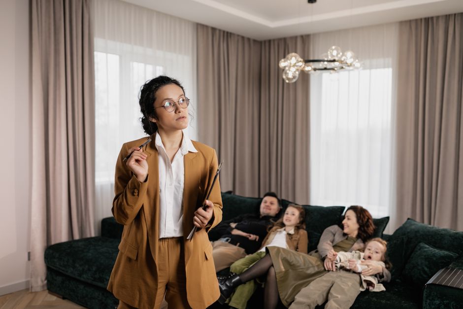 Familie beim Immobilienverkauf
