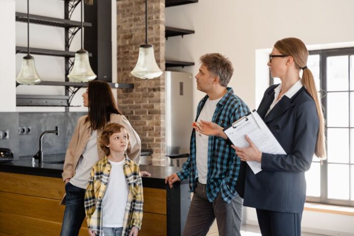 Familie beim Immobilienverkauf
