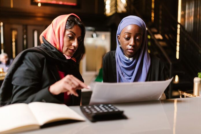 Frauen beim Investieren und Finanzbildung