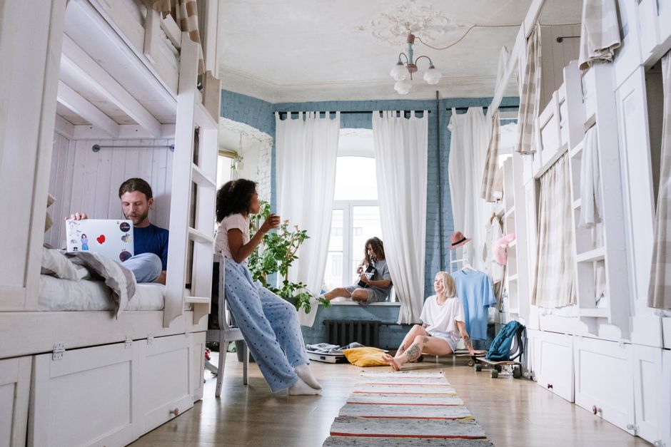 Freunde kaufen gemeinsam ein Haus