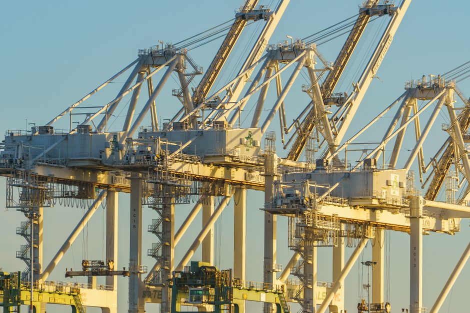 Hafenarbeiter bei der Arbeit im Seehafen