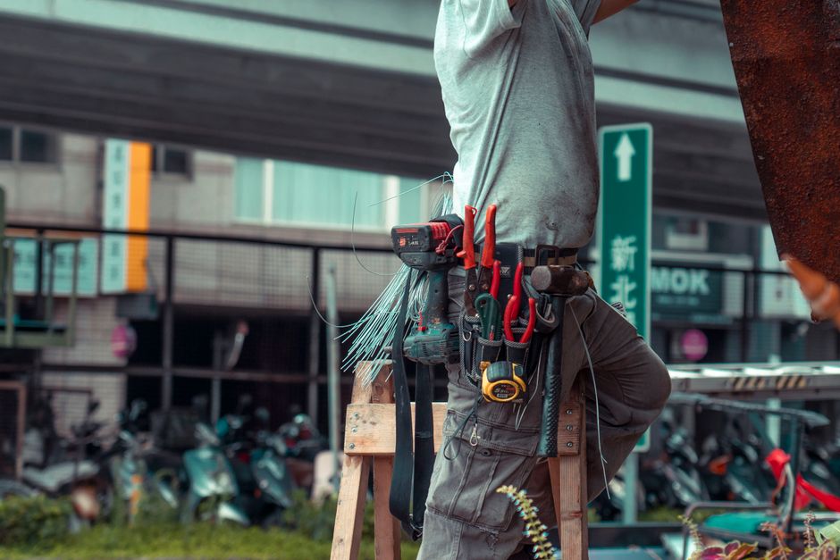 Handwerker bei der Arbeit an einem Projekt.
