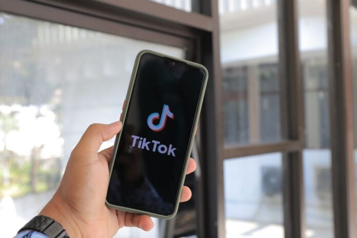 Jugendliche nutzen TikTok und soziale Medien.