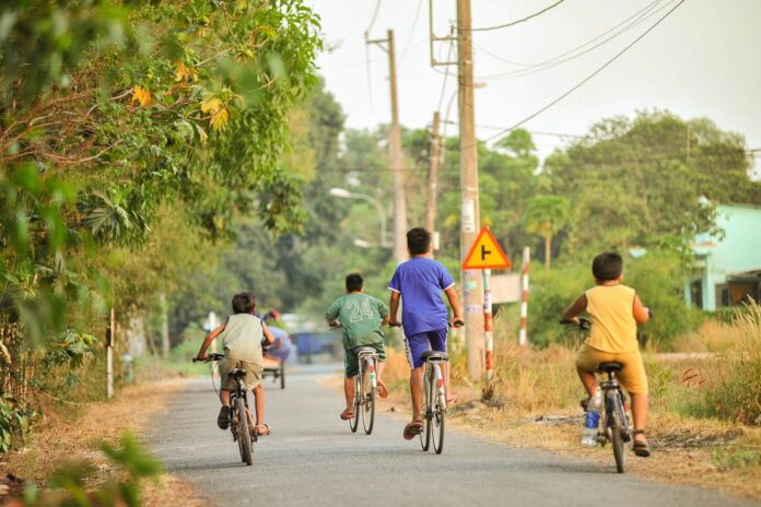 Kinder bei kostenlosen Fahrradchecks in NRW