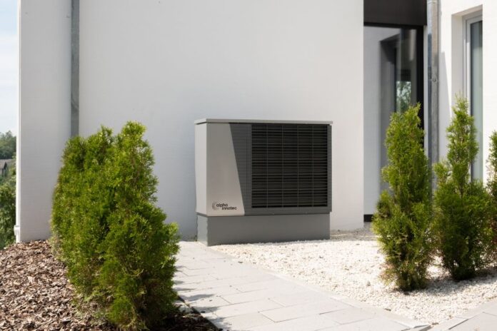 Moderne Wärmepumpe in einem Wohnhaus
