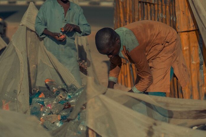 Nnodim Wogu und sein Team bei TrashCoin