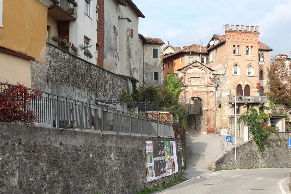 Obdachloser verteilt Geldscheine in Belluno