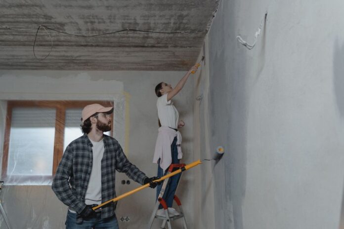 Rentner bei der Renovierung ihres Eigenheims