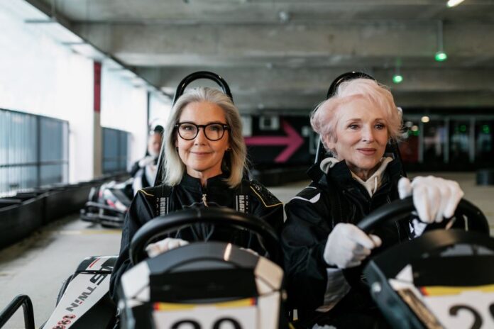 Rentner mit Elektroauto unterwegs
