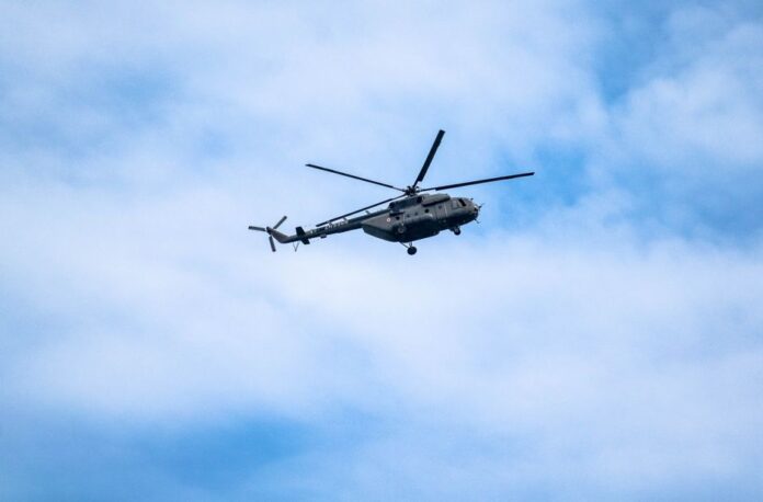 Russische Fregatte und dänischer Hubschrauber im Fokus