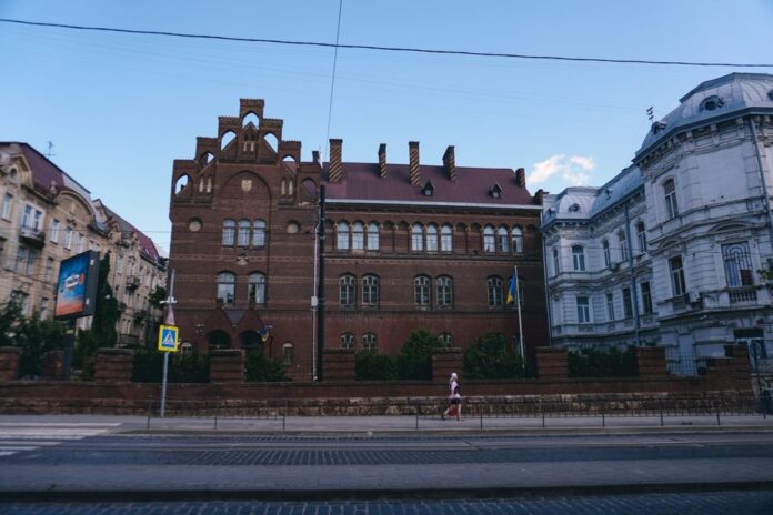 Ukrainische Flagge vor dem Regierungsgebäude